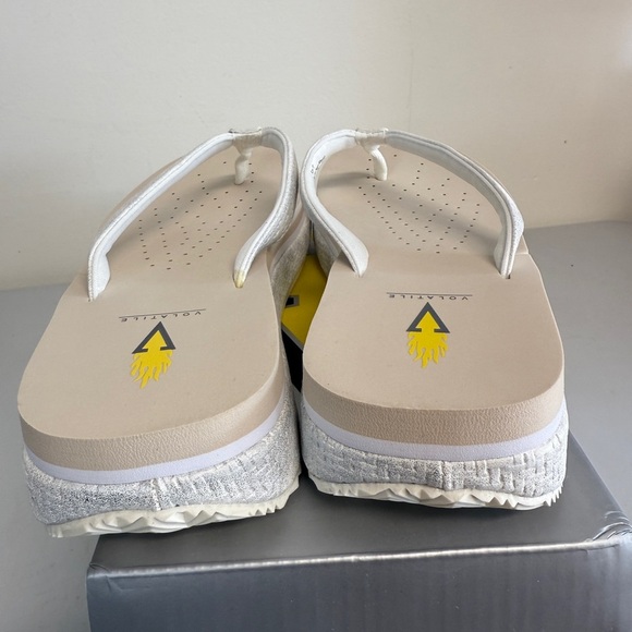 Volatile Women’s White Metallic Untamed Flip Flops Size 10 - Picture 4 of 8